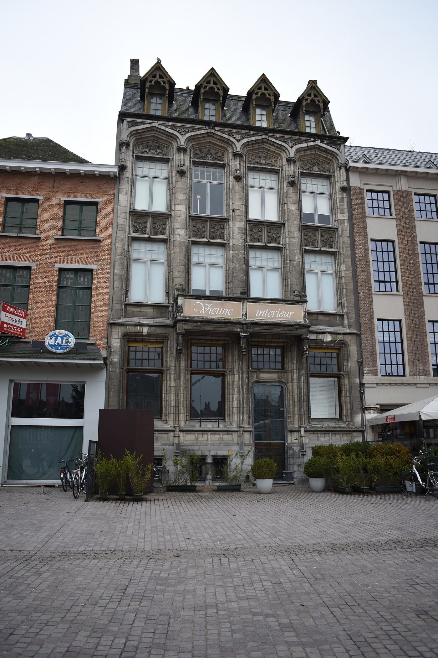 Gevel van natuursteen met spitse dakkapellen aan de Grote Markt in Lier